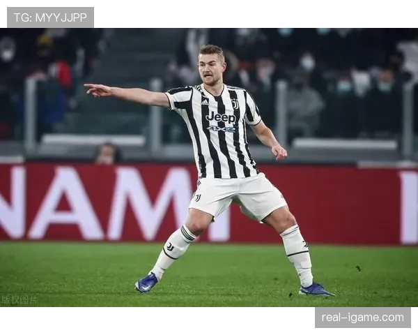 德里赫特领衔防线稳如磐石，领袖气质闪耀赛场