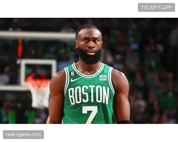 杰伦·布朗无球跑动效率提升，拉开进攻空间改变绿军战术格局